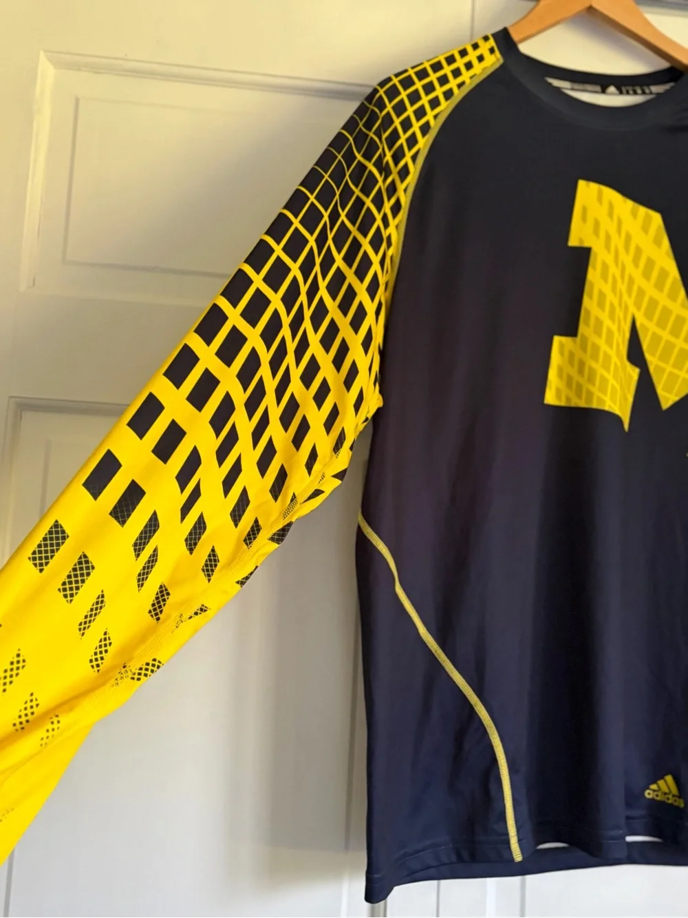 Adidas Men’s Long Sleeve Climalite Sz L Pullover Shirt U of M Maize and Blue